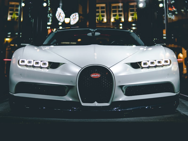 Weißer Bugatti Supersportwagen im Showroom