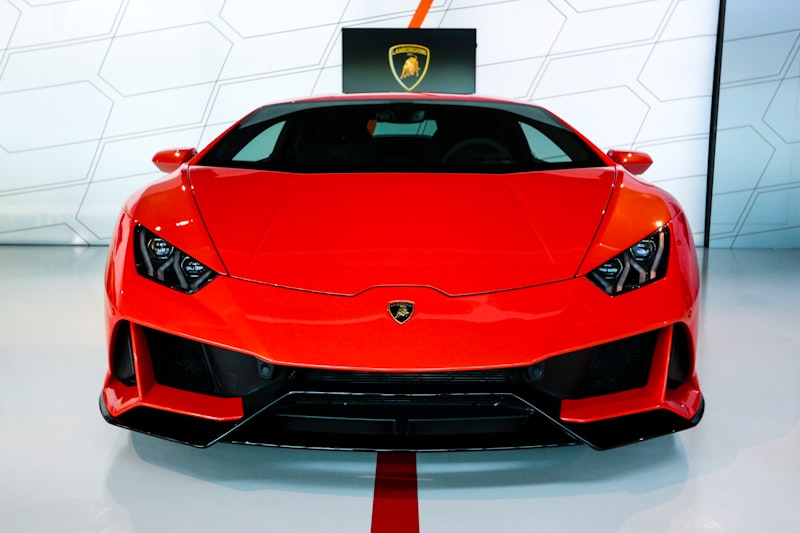 Roter Lamborghini im Showroom
