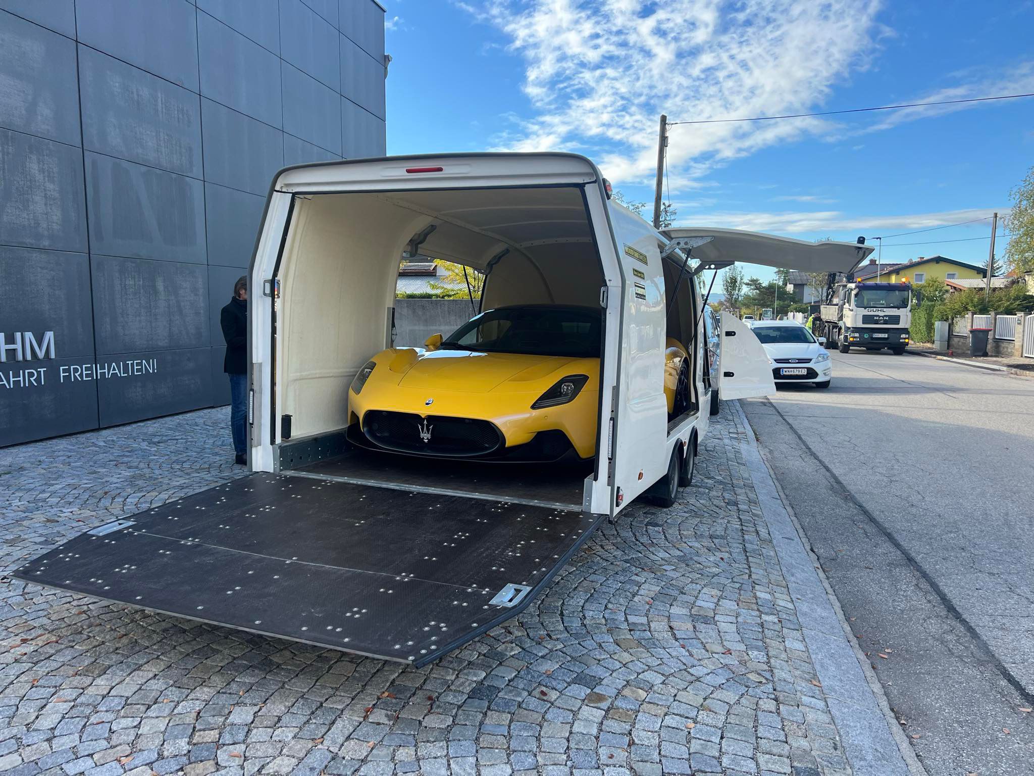 Maserati MC20 auf geschlossenem Transporter