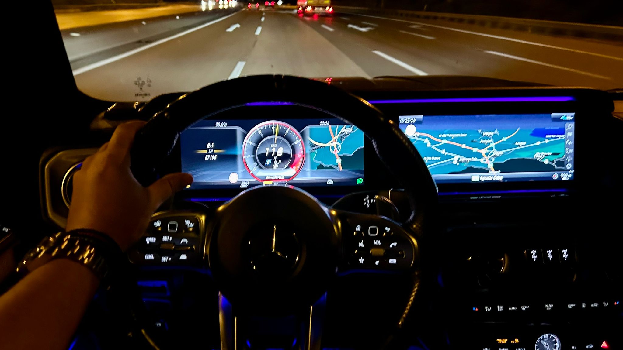 Mercedes-AMG Fahrt Richtung Griechenland bei Nacht