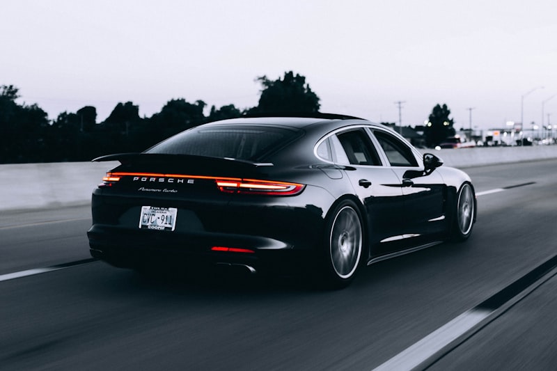 Porsche Panamera Turbo auf Autobahn