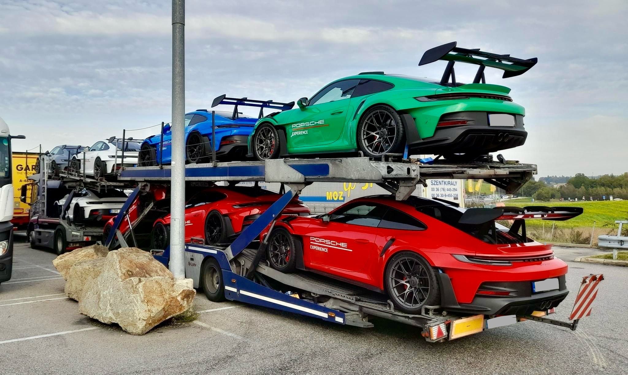 Autotransporter mit mehreren Porsche 911 GT3