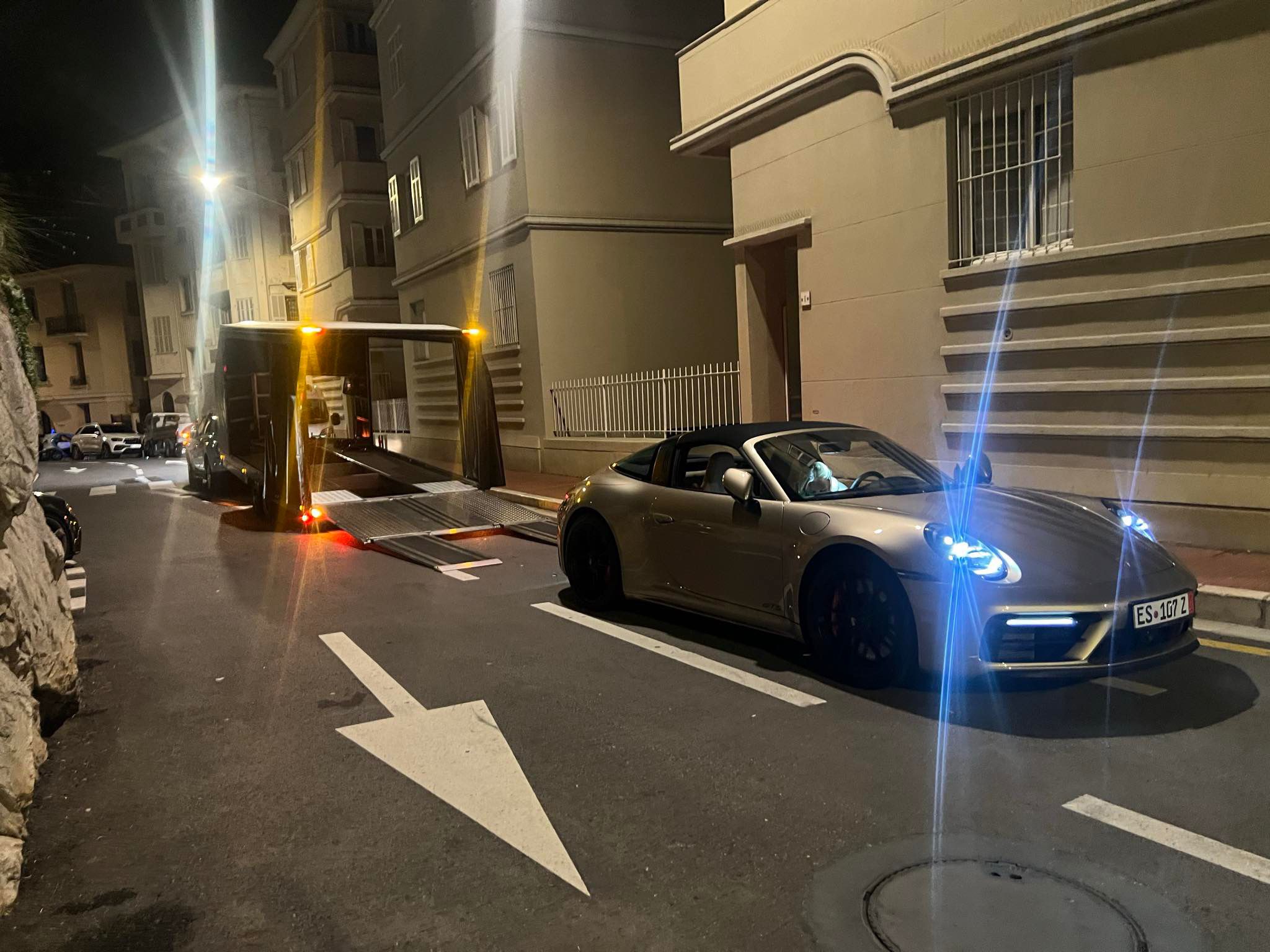 Porsche 911 Targa GTS auf Transporter bei Nacht