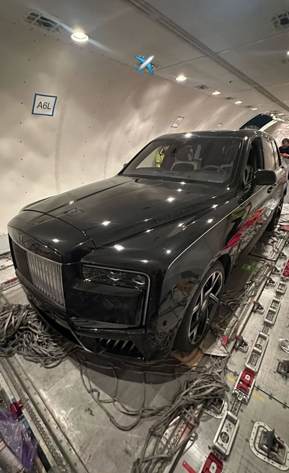 Rolls-Royce SUV im Transportflugzeug